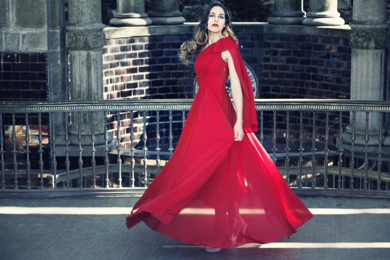 vestido largo de fiesta rojo asimetrico para boda de arimoka